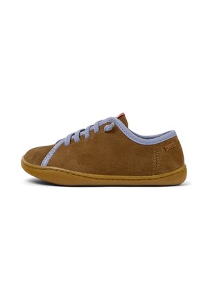 Baskets en daim marron avec des lacets bleu clair et une semelle en caoutchouc beige, comportant une petite étiquette rouge à l'arrière. Vue de côté, arrière-plan uni.