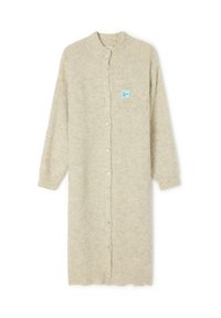 Bež pleteni kardigan z visokim ovratnikom, dolgimi rokavi, gumbnim zapiranjem in modro znamčno oznako na levi prsni strani. Mehka tekstura.