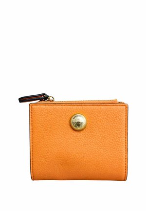 Portafoglio compatto in pelle arancione testurizzata con emblema a bottone dorato e linguetta della cerniera nera e arancione su sfondo bianco.