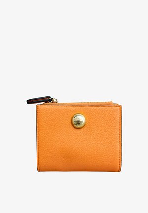 Portafoglio compatto in pelle arancione testurizzata con emblema a bottone dorato e linguetta della cerniera nera e arancione su sfondo bianco.