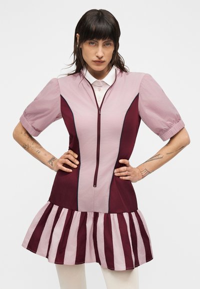 Φόρεμα με κοντά μανίκια σε ανοιχτό ροζ και μπορντό, με κλείσιμο φερμουάρ, διαθέτει σχέδια σε πάνελ και φούστα με ρίγες σε καμπάνα.