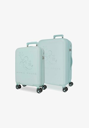 Dos maletas rígidas de color azul claro con el rostro en relieve de Minnie Mouse y texto, cada una con cuatro ruedas giratorias negras y plateadas y asas superiores.