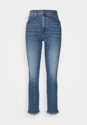 Jeans de denim de tiro alto en lavada azul clara con pernera recta, detalles de dobladillo sin rematar y diseño clásico de cinco bolsillos.
