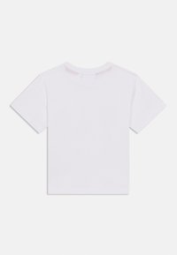 Λευκό βαμβακερό t-shirt με κοντά μανίκια, στρογγυλή λαιμόκοψη και ραφές ώμων χωρίς ραφές. Απαλή υφή χωρίς ορατά σχέδια ή διακοσμητικά στοιχεία.