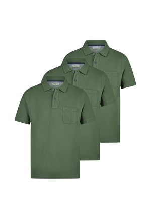 Trzy ciemnozielone koszulki polo z krótkim rękawem, kołnierzykami, listwami na guziki i kieszeniami na piersi, ułożone w przesunięty rzęd.