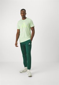 adidas Performance ESSENTIALS FEELREADY - Sportska majica - semi green spark/green spark