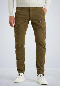 Pantalons cargo vert olive avec plusieurs poches, design ajusté et discrète marque sur le devant. Le matériau est lisse avec un léger éclat.