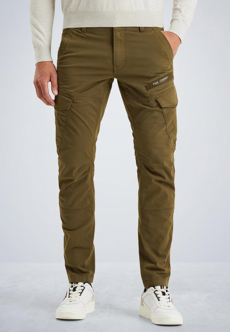 Pantalons cargo vert olive avec plusieurs poches, design ajusté et discrète marque sur le devant. Le matériau est lisse avec un léger éclat.