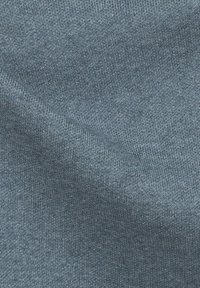 Tessuto di maglia blu morbido con una texture liscia e una leggera lucentezza. Presenta una trama a maglia stretta con leggere variazioni di colore e profondit�à.