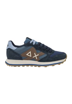 Sneaker casual blu e marrone con pannelli in suede e pelle, lacci bianchi e neri, suola in gomma e logo geometrico sul lato.