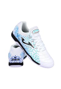 Zapatillas deportivas blancas con una parte superior de malla texturizada que presenta un patrón abstracto en azul y negro. Incluyen un logotipo de acento negro y una suela de goma.