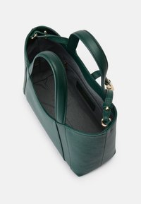 Sac à main en cuir vert avec deux poignées, surface texturée et un intérieur spacieux doublé. Comprend une poche zippée et des accents en métal doré.