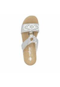 Lichtgrijze slide sandalen met textuurriemen, cirkelpatroondetails en een gevoerde binnenzool met "Rieker Antistress" branding.
