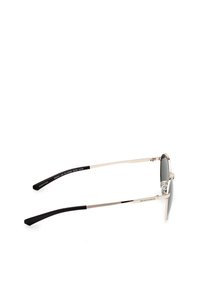 Occhiali da sole con montatura in metallo color argento, lenti scure polarizzate e punte in gomma nera per il comfort. Design elegante e minimale.