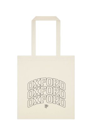 Beige tote bag med ordet Oxford trykt tre gange i store omridsede bogstaver, stablet og buet, med et lille logo nedenunder.