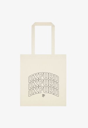 Beige tote bag med ordet Oxford trykt tre gange i store omridsede bogstaver, stablet og buet, med et lille logo nedenunder.