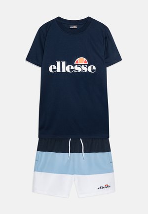 Camiseta de marina con el logo "ellesse" en blanco, combinada con pantalones cortos multicolores en azul oscuro, azul claro y blanco con cintura ajustable.
