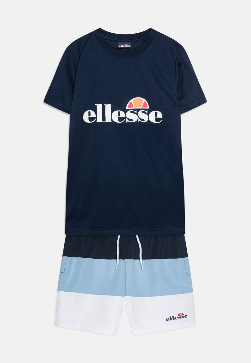 Camiseta de marina con el logo "ellesse" en blanco, combinada con pantalones cortos multicolores en azul oscuro, azul claro y blanco con cintura ajustable.