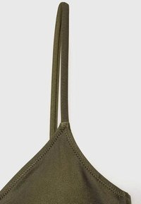 Top bikini verde oliva con spalline sottili, forma triangolare, texture liscia e cuciture lungo i bordi.