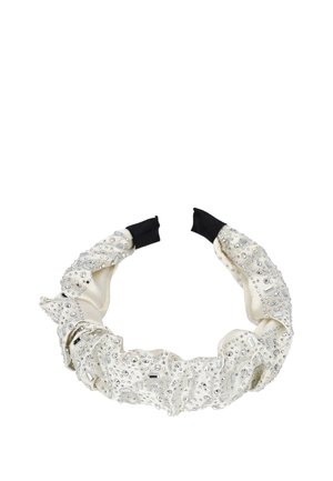 Fascia per capelli in tessuto color crema con texture arricciata, adornata con varie perline e cristalli trasparenti e argento, con estremità elastiche nere.