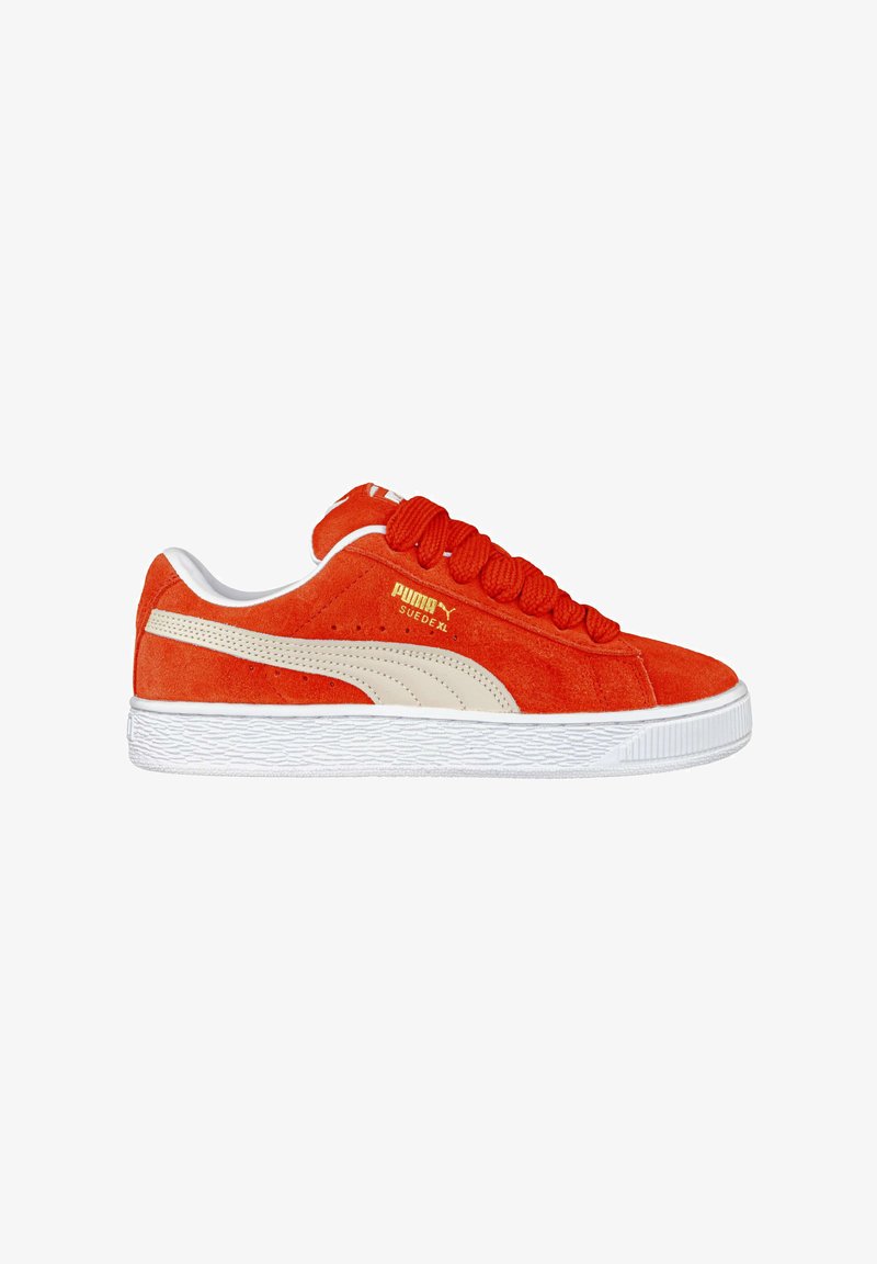 Sneaker in suede rosso con suola e dettagli in gomma bianca. Presenta lacci tondi, branding dorato e un design a strisce testurizzate sui lati.