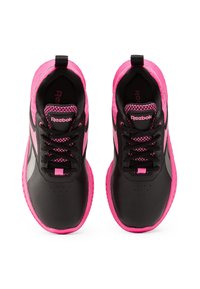 Baskets de sport noires avec des accents roses. Caractéristiques d'un dessus texturé, de lacets noirs et d'une semelle en caoutchouc rose. Logo visible sur la languette et sur le côté.