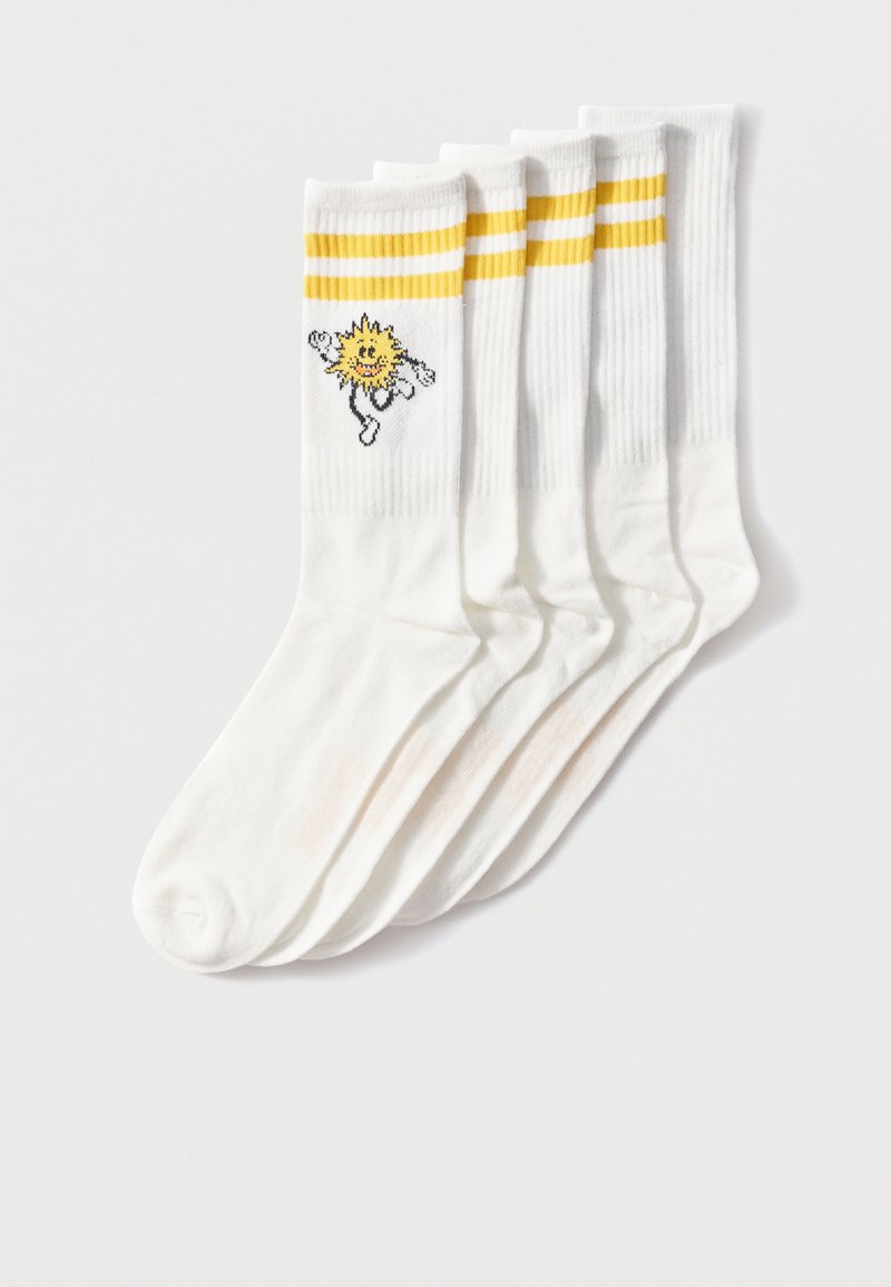 Πέντε ζευγάρια λευκές κάλτσες ποδός με δύο κίτρινες ρίγες στην κορυφή και ένα χαμογελαστό ήλιο με χέρια και πόδια κεντημένο στη μία πλευρά.