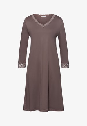 Brun natkjole med lange ærmer, V-udskæring og kompleks blondekant ved kraven og manchetterne. Blødt stof, flydende A-formet design.