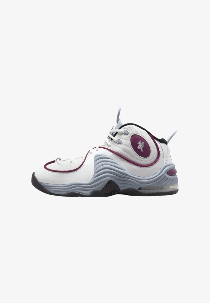 Witte sportieve schoen met paarse accenten en grijze details. Kenmerken zijn textuur aan de zijkanten, een gevoerde kraag en een zichtbare luchtunit in de zool.
