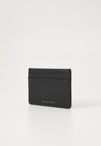 Crni reciklirani kožni novčanik s više utora; teksturirana površina; sadrži zelenu ušivenu oznaku "RECYCLING LEATHER" na dnu.