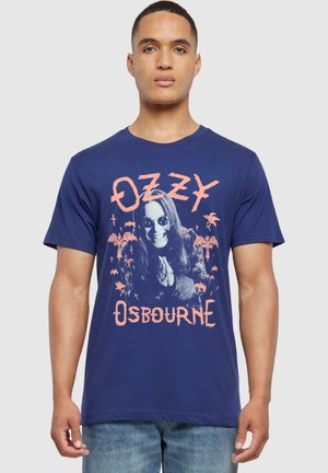 Mørkeblå t-skjorte laget av bomull med grafisk trykk av Ozzy Osbourne med oransje tekst, omgitt av palmer og flaggermus.