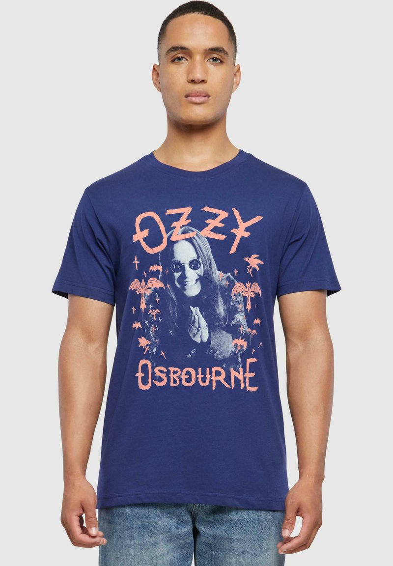 Mørkeblå t-skjorte laget av bomull med grafisk trykk av Ozzy Osbourne med oransje tekst, omgitt av palmer og flaggermus.