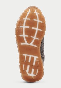 Semelle de basket avec une surface texturée et à motifs ; couleur gomme marron, accents blancs, et un design durable et flexible.