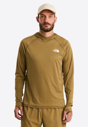 Maglia a maniche lunghe da performance verde oliva con design strutturato, cappuccio e logo discreto sul petto. Materiale traspirante che allontana l'umidità.