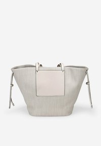 Gran bolsa tote tejida de color gris con acentos de cuero suave, dos asas superiores y cierre de cordón. Presenta un bolsillo plano en la parte frontal.