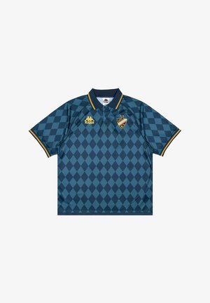 Polo de manga corta con patrón de diamantes en verde y azul marino. Presenta un cuello, detalles en amarillo y un logo de Kappa en el pecho.