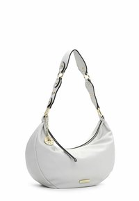 Borsa hobo in pelle grigia con forma curva, chiusura a zip, bordi neri e un accento con catena removibile con un'etichetta dorata sul lato.