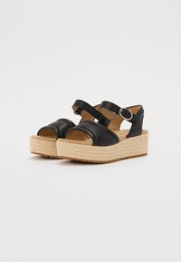 Sorte svarte lær plattform sandaler med to brede stropper, ankelspenne og vevd jute mellomsåle. Teksturert såle for godt grep.