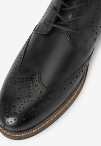 Next BROGUE STANDARD czarny