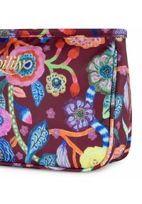 Bolso con estampado floral en colores intensos sobre un fondo de tela color granate; presenta flores y hojas vibrantes con una textura suave.