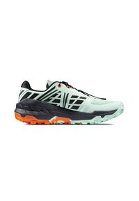 Scarpa da trail running di colore verde menta con accenti neri e arancioni. Presenta una suola testurizzata, materiali traspiranti e un sistema di allacciatura sicuro.