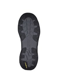 Svart gummisula med en texturerad yta, djupa räfflor och ett böjt mönster, inklusive logotyperna "SKECHERS" och "GOODYEAR".