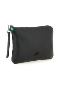 Pochette da polso in pelle nera con texture, chiusura a zip e piccolo dettaglio a forma di bottone turchese vicino al punto di attacco del cinturino.