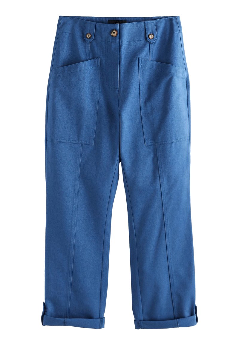 Blauwe wijde broek gemaakt van een textuurstof. Voorzien van twee steekzakken, twee knopen bij de taille en opgerolde manchetten.