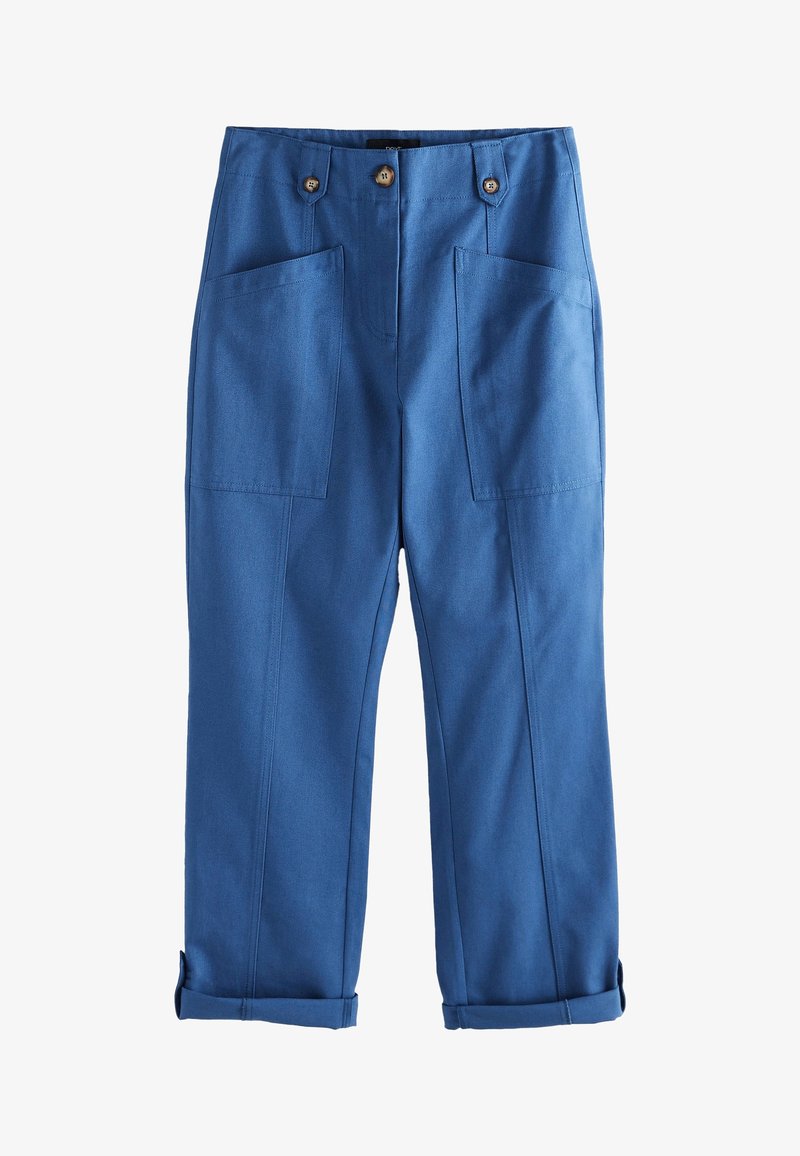 Blauwe wijde broek gemaakt van een textuurstof. Voorzien van twee steekzakken, twee knopen bij de taille en opgerolde manchetten.