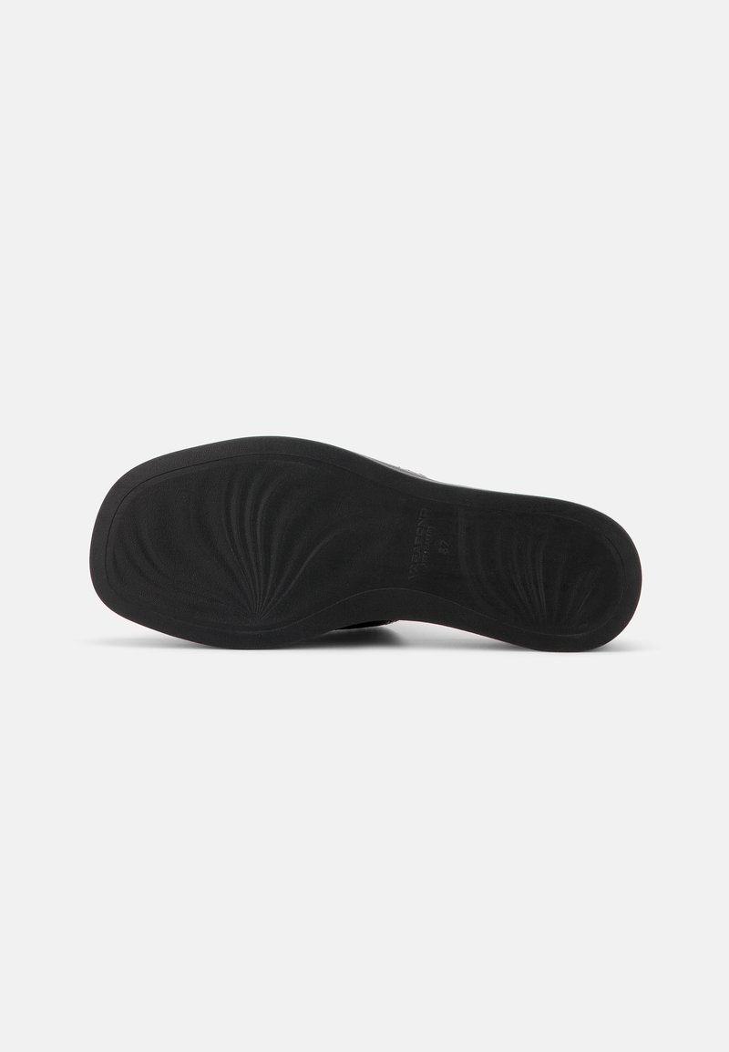 Schwarze Schuhsohle mit strukturiertem Muster, das wellenförmige Rillen für Grip und eine quadratische Zehenform aufweist.
