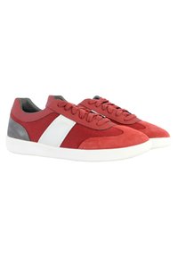 Sneaker rosse realizzate in materiali mesh e suede, con un accento in pelle bianca e una suola in gomma bianca texturizzata. Punta arrotondata e design con lacci.