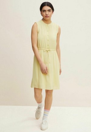 MIT FEINER RAFFUNG - Robe chemise - soft lime