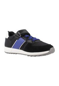 Scarpa sportiva nera con accenti blu, dotata di una fascia in velcro e lacci, realizzata in pelle sintetica e scamosciata, suola testurizzata per una maggiore aderenza.