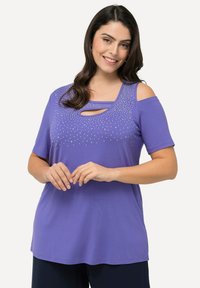 Paarse korte mouw top met een scoop halslijn en uitsnede, versierd met rhinestones. Zachte stof met een relaxte pasvorm.